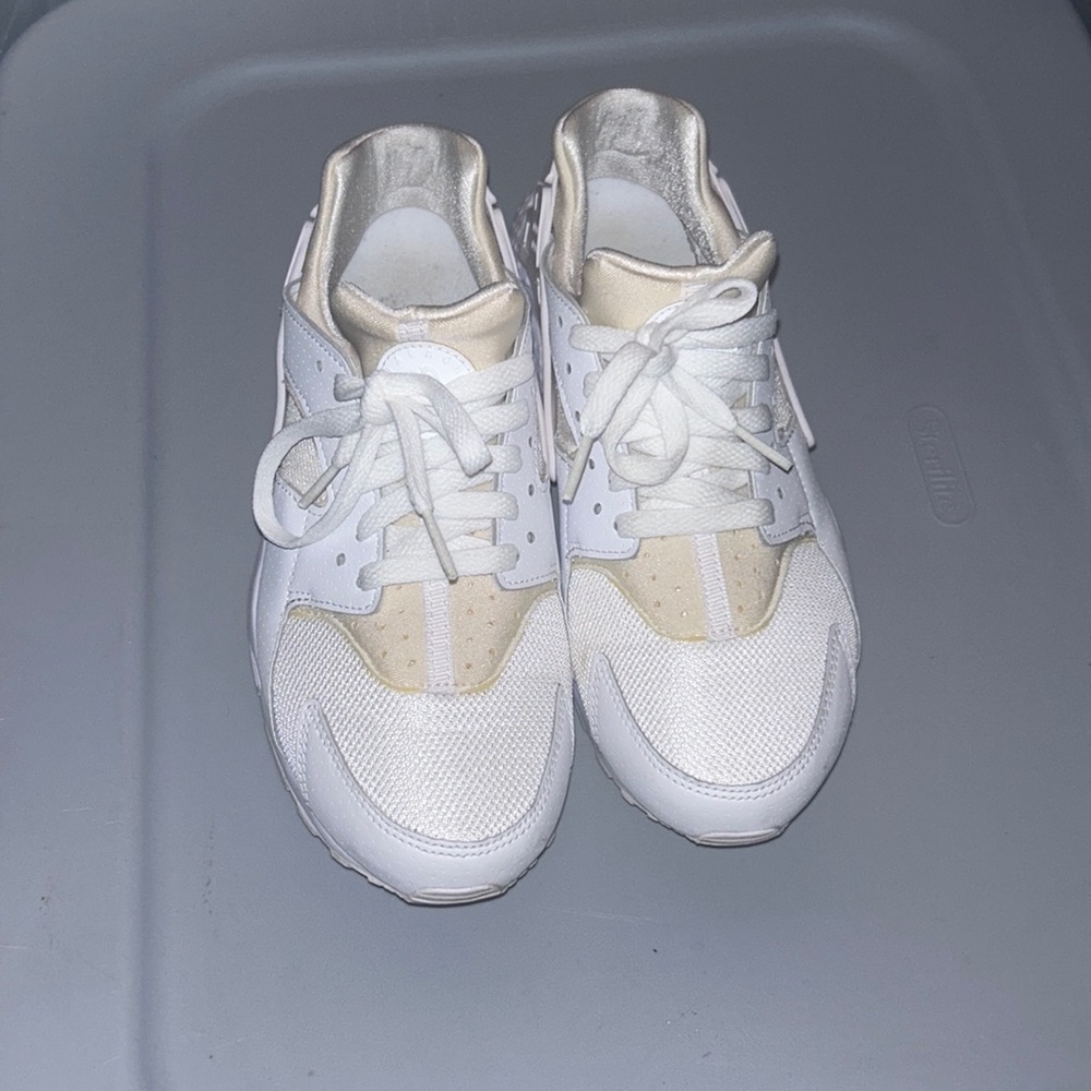 White Nike Huaraches